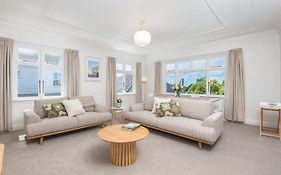 Spacious 3-Bedroom Home In Roslyn With Views